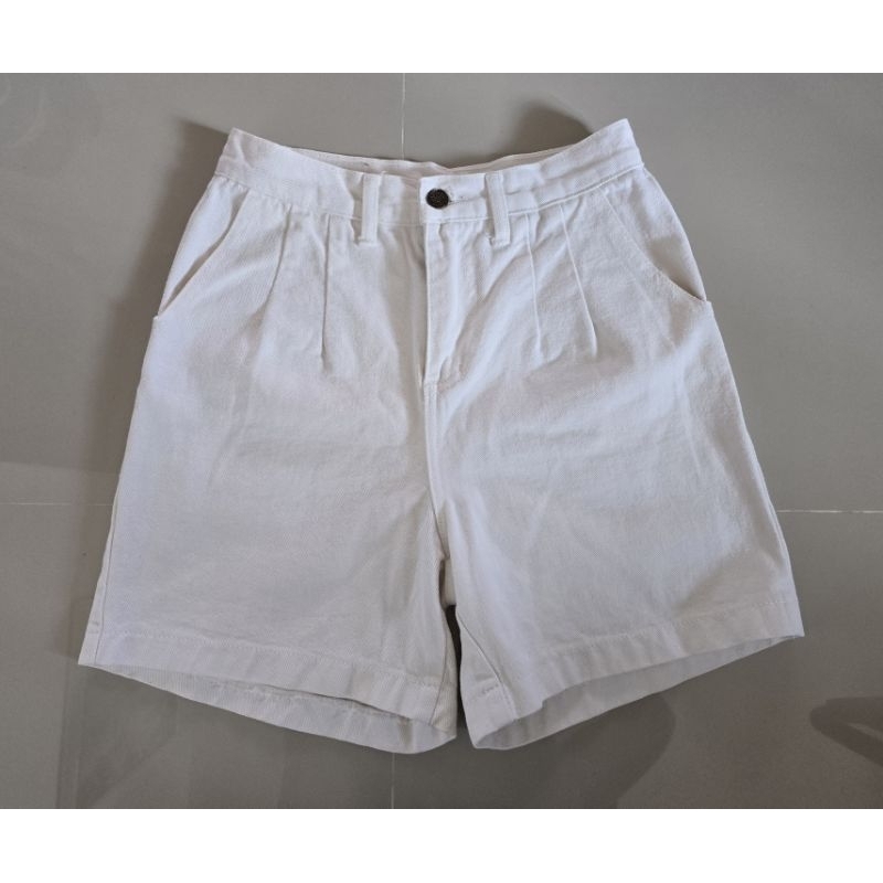 กางเกงยีนส์ขาสั้น cng jean เอวสูง มือสอง สภาพใหม่ ตามป้าย Size M  หรือดูตามขนาดที่วัด