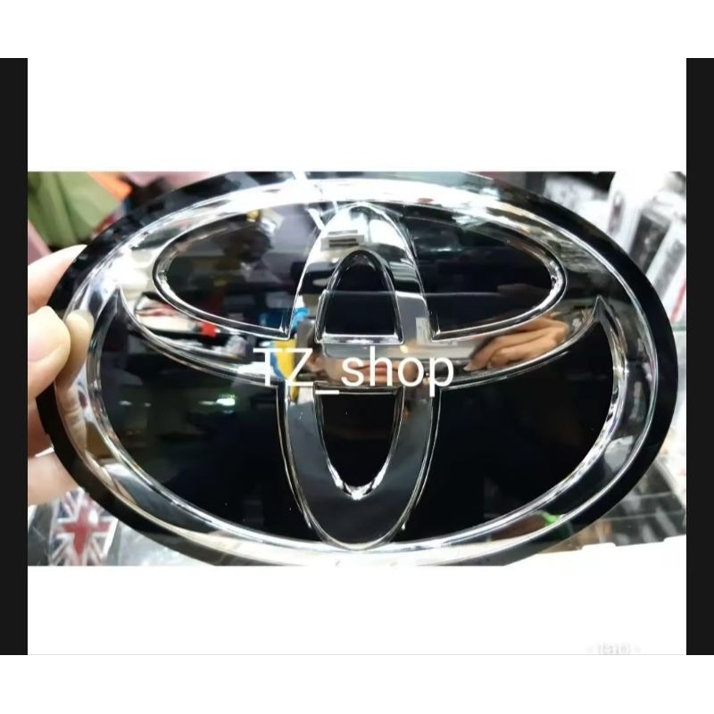 ป้ายโลโก้ TOYOTA สำหรับติดกระจังหน้า New Fortuner REVO 2018-21 เคลือบแก้วสีดำขนาด 19.0X13.0 cmด้านหลังมีขายึด