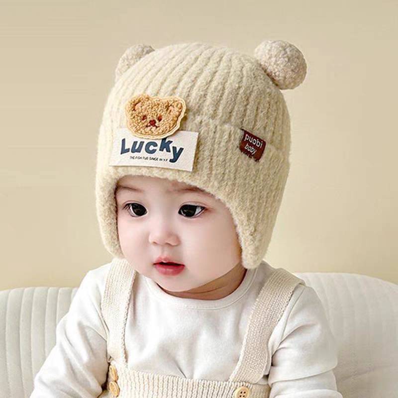 [พร้อมส่ง] หมวกไหมพรมสำหรับเด็ก 5เดือน - 3ปี รอบหัว:44-50 cm. หมวกเด็กกันหนาวปิดหู แต่งปอมปอม ติดตุ๊กตาหมี Lucky มี 5 สี