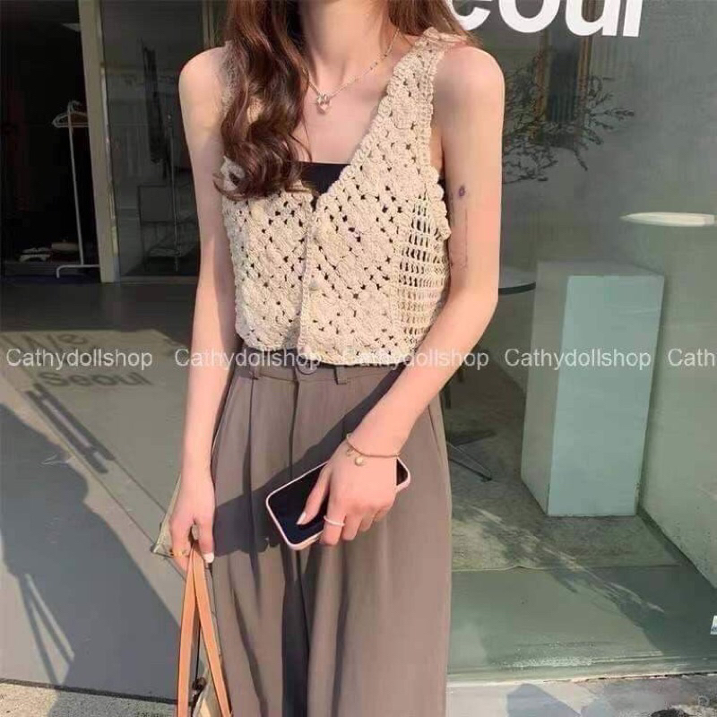 เสื้อไหมพรม คอวี กระดุมหน้า เสื้อมาตาลดา จะใส่เป็นเสื้อแขนกุดก็ได้หรือจะใส่เป็นเสื้อคลุมก็ดูเก๋ไปอีก เนื้อผ้าไหมพรม