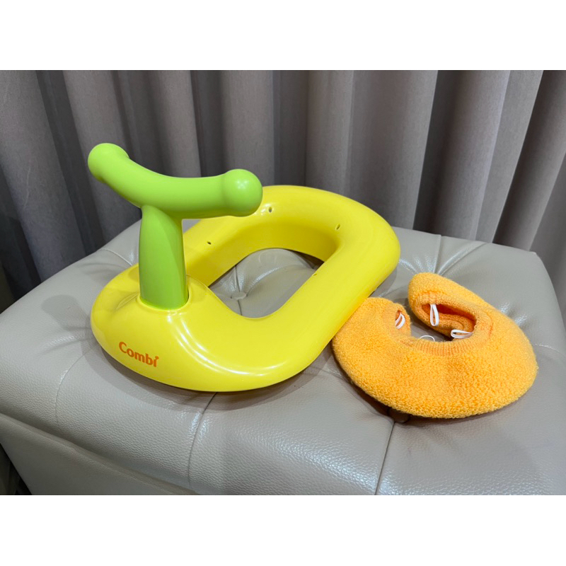 (1028) Combi คอมบิ ฝารองชักโครก ของใช้เด็ก งานตู้ญี่ปุ่น ** มือสอง สภาพสภาพสวยกริบ **