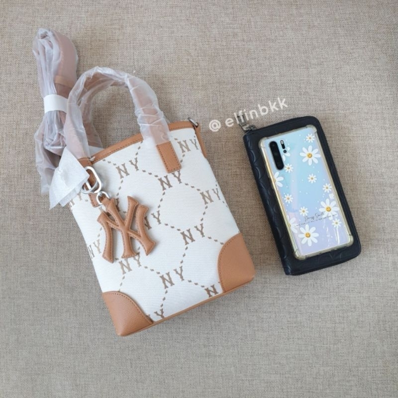 แท้ 💯 MLB Dia mono Mini Cross bag กระเป๋าสะพายข้าง กระเป๋าใส่มือถือ NY สีขาว/สีครีม/สีดำ