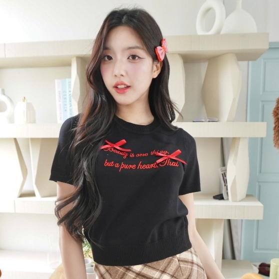 JARINYA เสื้อไหมพรมแขนสั้นปักอักษร แต่งโบว์ (T780)