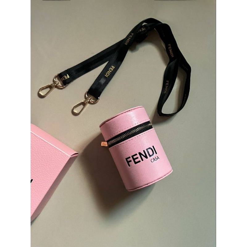 กระเป๋าสะพายใส่ของจุกจิกFENDI