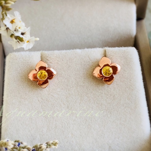 ต่างหูดีไซน์ดอกประจำยาม พลอยบุษราคัม( Yellow Sapphire )