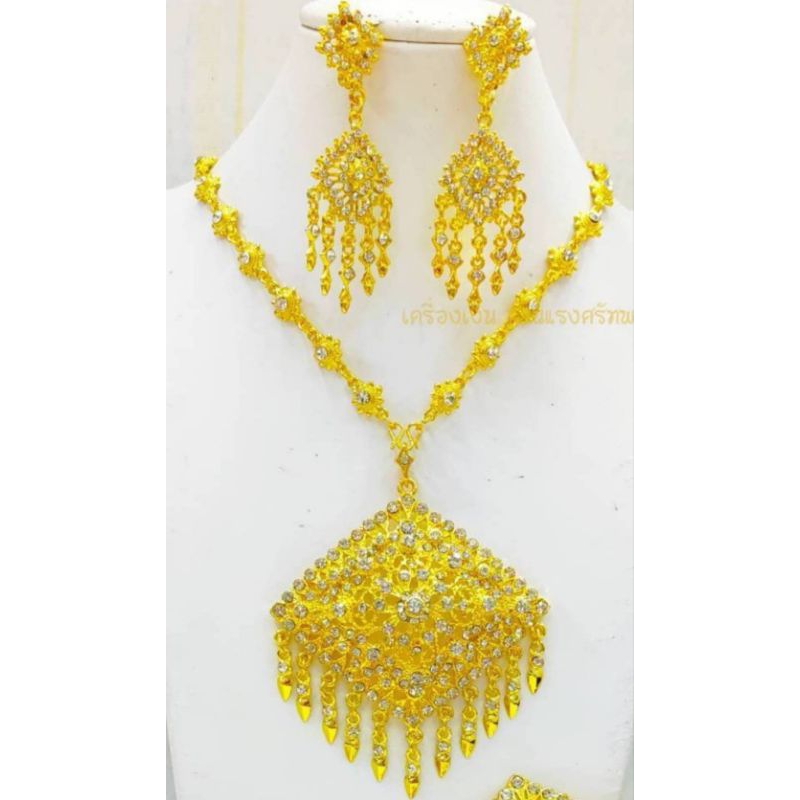 เครื่องประดับชุดไทยมีให้เลือกหลายแบบ สินค้าเป็นโลหะชุบสีทองค่ะ