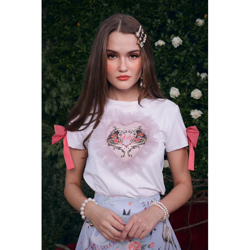 เสื้อแขนสั้น แต่งโบว์ที่ปลายแขน ปักหัวใจที่หน้าอก แบรนด์ Mala