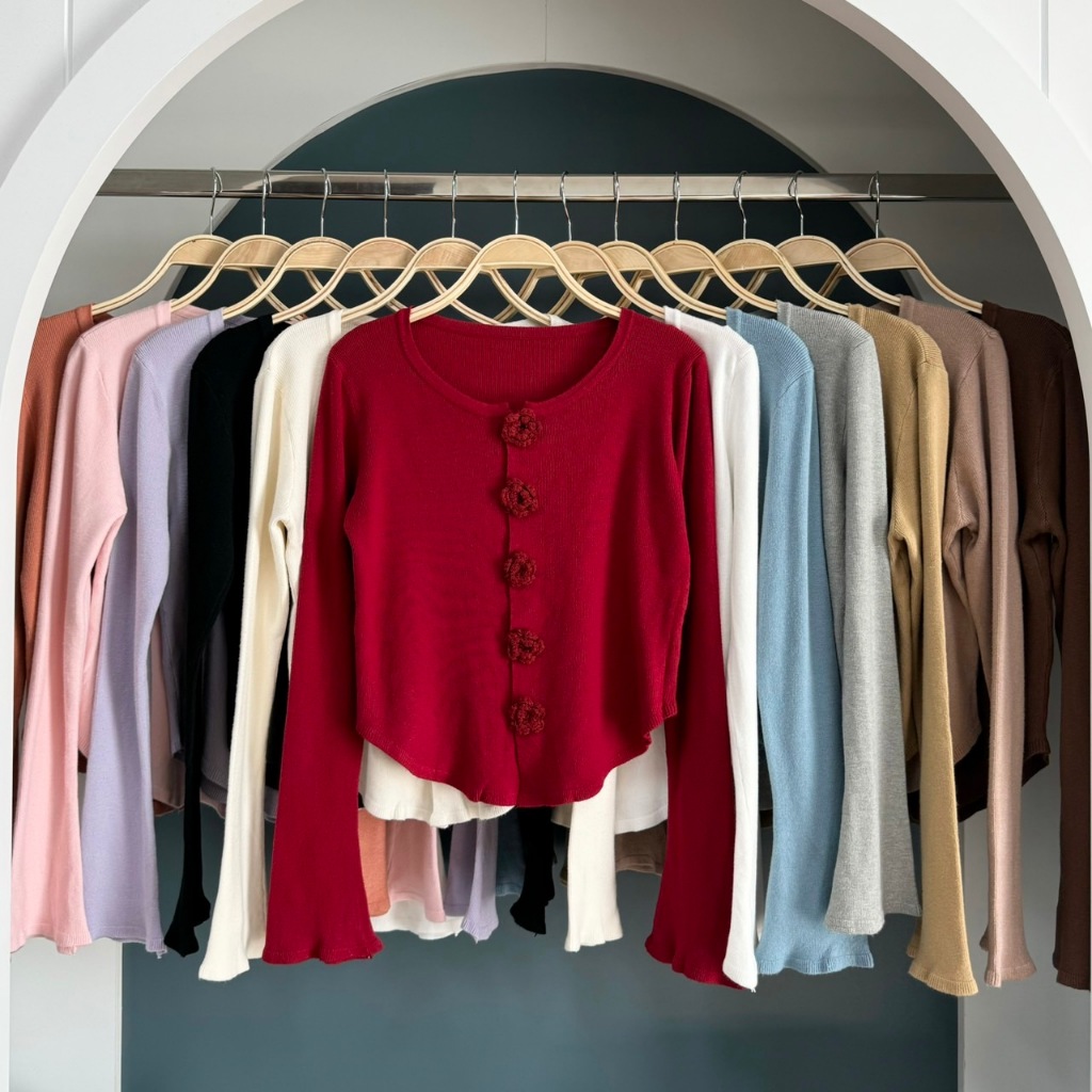 DORIS CARDIGAN เสื้อคลุมคาร์ดิแกน ไหมพรมแขนยาว กระดุมแต่งดอกไม้