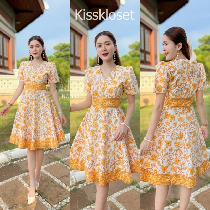 N552 ชุดเดรสผ้าปาเต๊ะ สีเหลือง คอวี กระดุมปั๊ม กระโปรงบานผ้า 8 ชิ้น