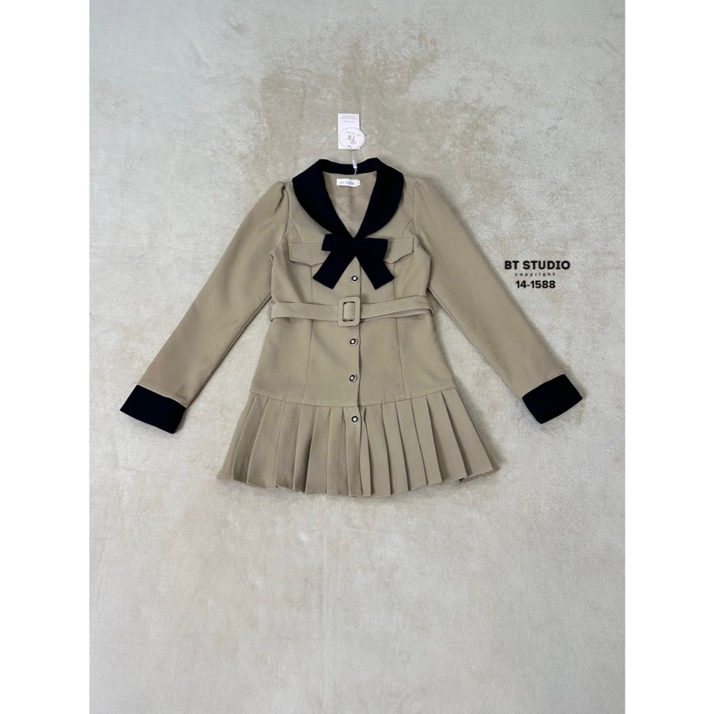 BT 14-1588 เดรสสั้นแขนยาวคอปกกระดุมหน้า คอปกสีดำติดโบ กระเป๋าใช้งานได้จริง กระดุมลายดำแต่งทอง