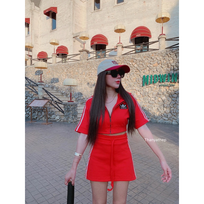 Phapassz - Setเสื้อฮู้ดแขนสั้นแต่งแถบ ติดอะไหล่แบรนด์ดัง มาคู่กระโปรงตัวปัง แต่งแถบ เนื้อผ้าดี ผ้าใส่สบายค่า Thanyathep