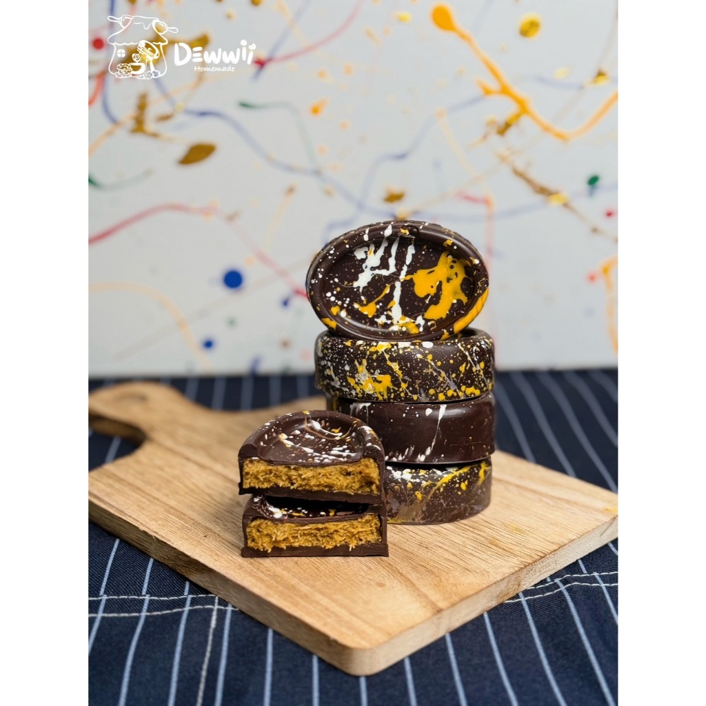 ช็อกโกแลตดูไบ (สูตรคอมพาวด์) Dewwii homemade Chocolate Dubai สอดไส้เนยถั่วพิตาชิโอและเส้นคูนาฟ่า 1 ชิ้น 52-55g.