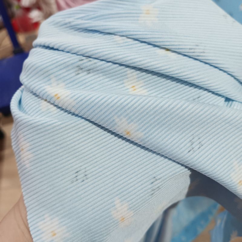 ผ้าเมตร ผ้ายืดร่อง 2x2 สีฟ้าลายดอก เนื้อโพลีนิ่ม 230 แกรม หน้าผ้ากว้าง 165 ซ.ม. - รูปที่ 3