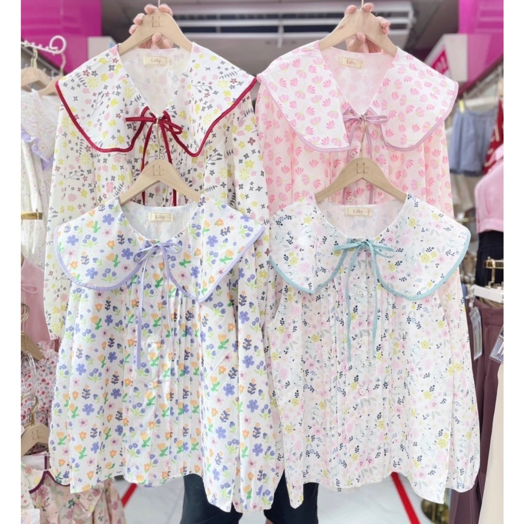 ป้าย Lilly เสื้อคอบัวแต่งกุ้นปก แต่งโบว์ผูกผ้าครัชลายดอก