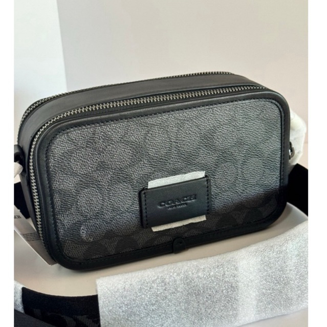 พร้อมส่งที่ไทย แท้ % ครอสชาย 2 ซิปรุ่นใหม่ Wyatt Crossbody In Signature Canvas