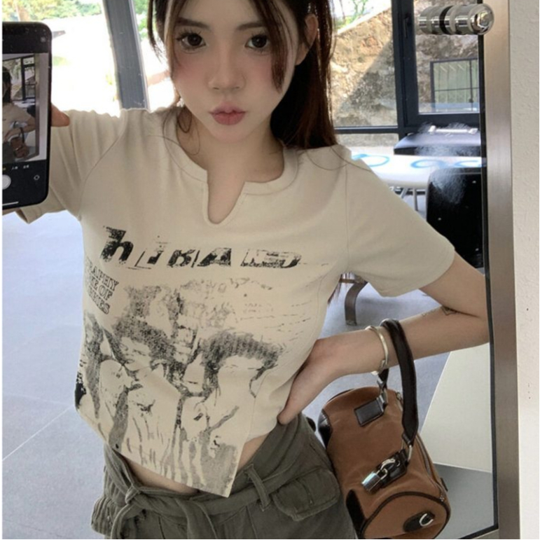 Lisa พร้อมส่ง เสื้อท่อนบน เสื้อยืดแขนสั้นพิมพ์ลายอเมริกันสําหรับผู้หญิง เสื้อครอปเซ็กซี่ สไตล์อเมริกันย้อนยุค