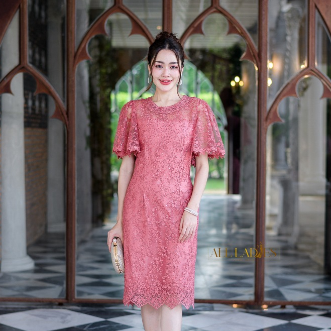 All Ladies เดรสลูกไม้เลื่อมแขนระย้า