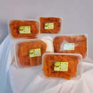 หมึกบดสามรส เนื้อนิ่ม ปรุงรส คลุกเคล้าน้ำจิ้ม รสเผ็ด หวาน เค็ม จี๊ดจ๊าด อร่อยลงตัว
