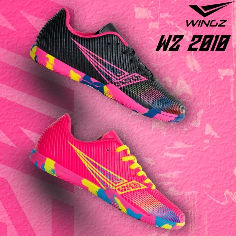 (WINGZลิขสิทธิ์ )ไซส์ 33-45 รองเท้าฟุตซอล หนังอัดลอน พื้นลายคาโม่ เดินด้ายเย็บหัว ไซส์เด็ก-ผู้ใหญ่