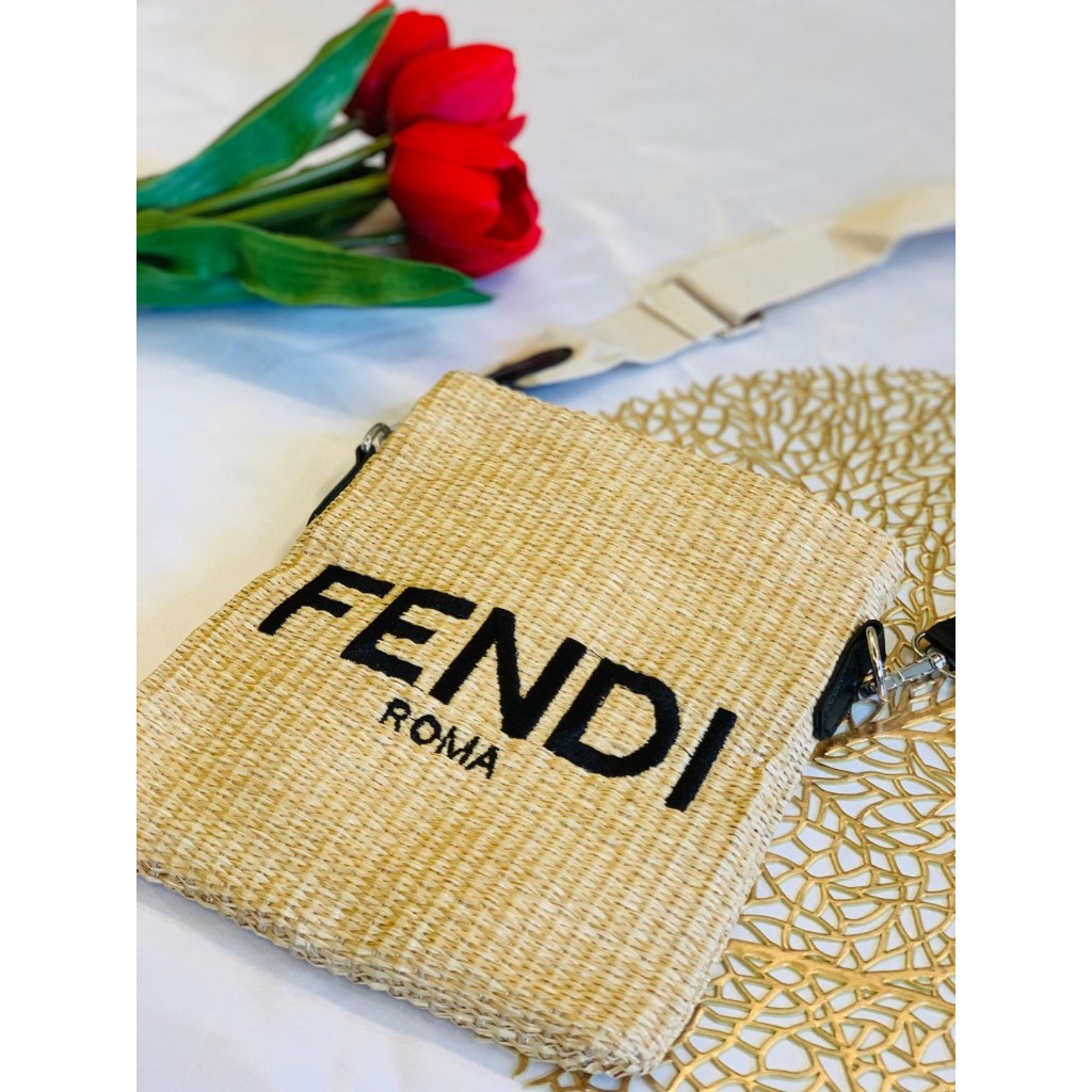 กระเป๋าสาน Fendi เข้ากับซัมเมอร์นี้สุดๆ