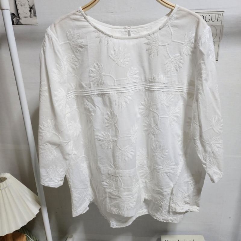 style ravie เสื้อคอกลม ทรงสุภาพปักลายแน่นๆทั้งตัว