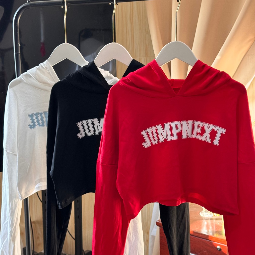 SpinnyHouse เสื้อครอปแขนยาว มีฮู้ด สกรีนโลโก้ ใส่กันแดดกันลมกันหนาวได้หมดจ้า รุ่น ฮู้ดJumpnext