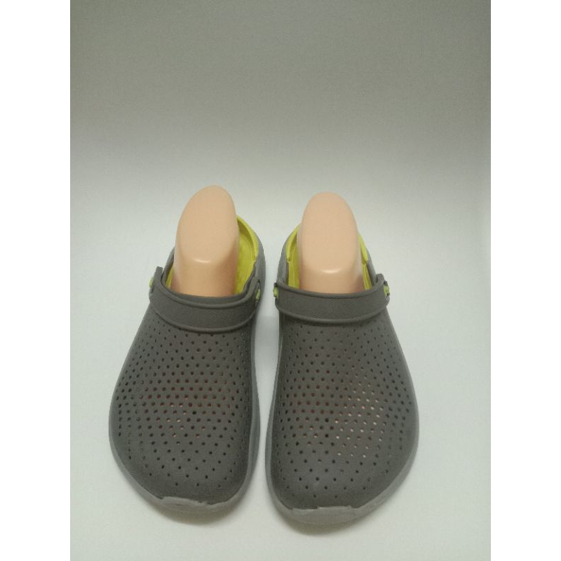 Crocs ส่งต่อรองเท้ามือสอง