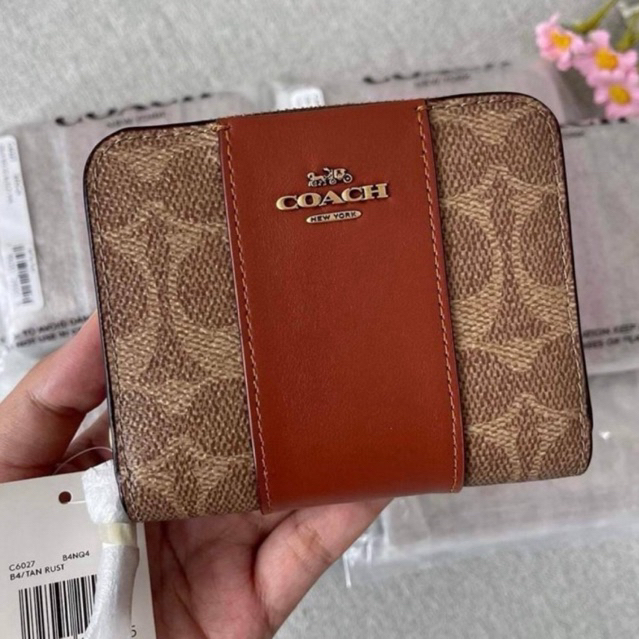 ^_^ ใช้ส่วนลดเอ็กซ์ตร้า 30% + ส่วนลดร้านค้า 5% พร้อมส่งที่ไทยแท้ 100% Billfold Wallet In Colorblock Signature Canvas