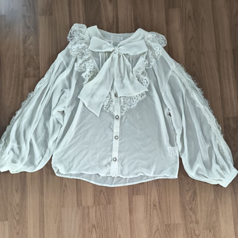 เสื้อญี่ปุ่น lizlisa freesize ผ้าชีฟอง แต่งลูกไม้ มือสองสภาพดี