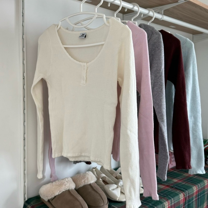 (เก็บโค้ดลดเพิ่ม15-30%) Holly Long Sleeves - เสื้อแขนยาวไหมพรม