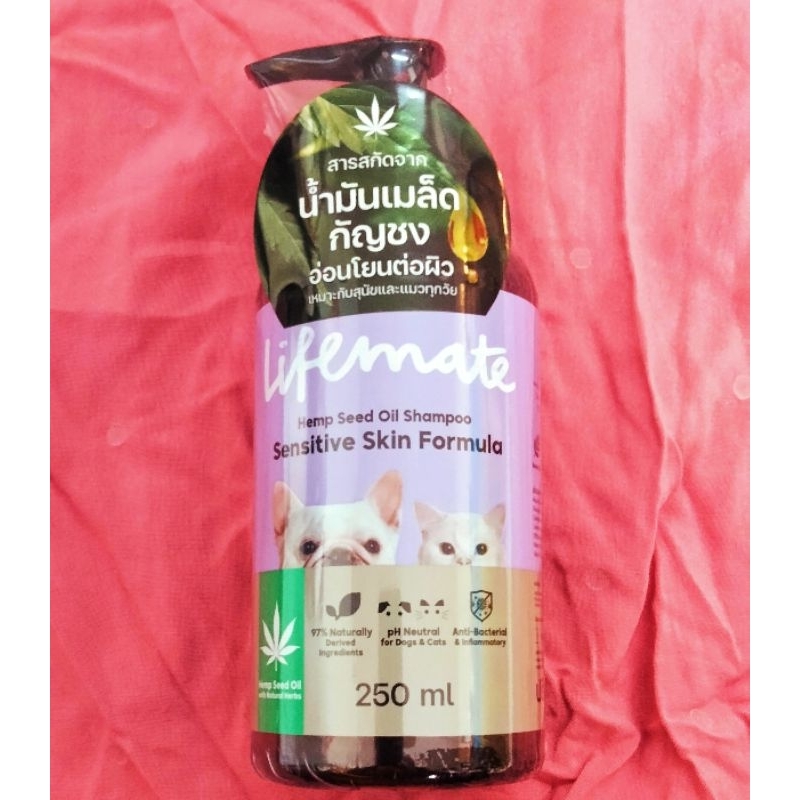 แชมพูอาบน้ำสุนัขและแมว LIFEMATE HEMP SEED OIL สูตรผิวบอบบาง 250 มล.