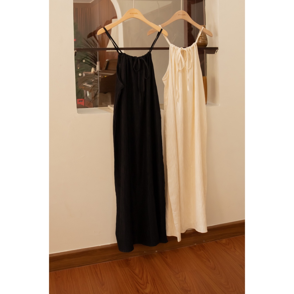 avo ruffle long dress เดรสมาแล้วววรุ่นนี้เป็นเดรสผ้าเปลือกไม้ เนื้อผ้ามีความเล่นแสงเบาๆ