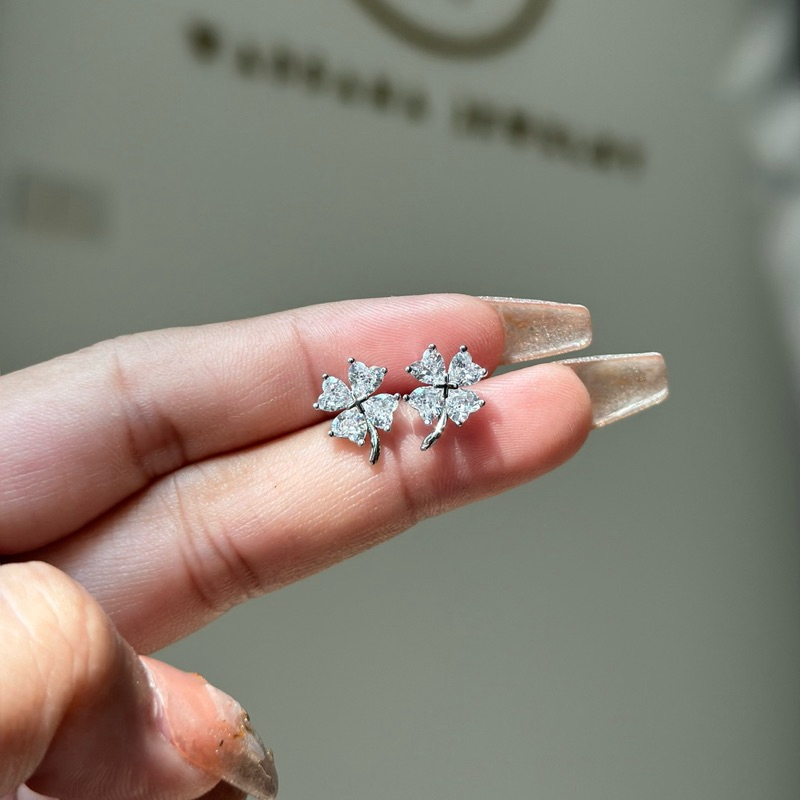 wassana.jewelry ต่างหูติดหู รุ่น Clover diamond