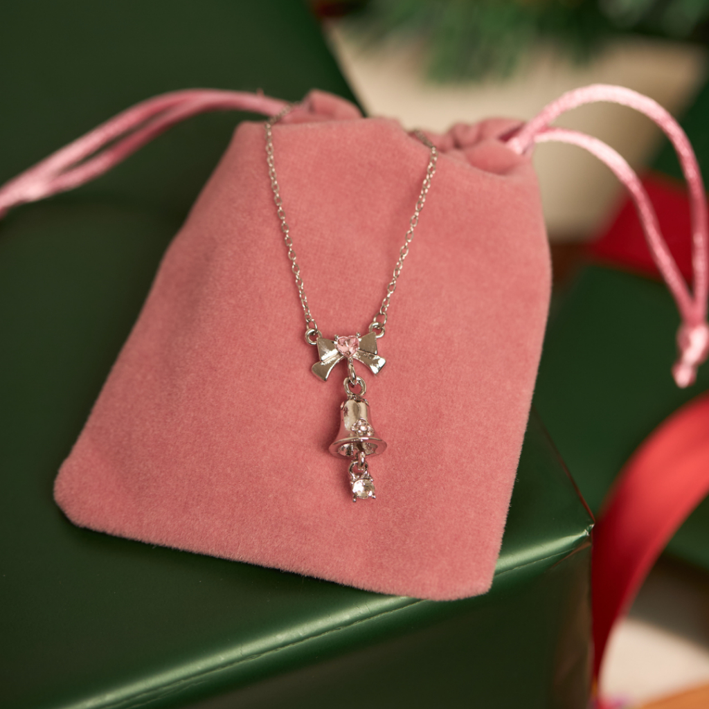 earika.earrings - dearheart chime necklace สร้อยคอจี้กระดิ่งผูกโบว์สีชมพู ตีมคริสมาสต์