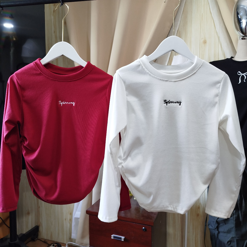 🌈SpinnyHouse🌈เสื้อครอปแขนยาว ผ้าร่อง ย่นข้าง แต่งปักโลโก้ร้าน ผ้ายืดได้เยอะ สาวอวบใส่ได้ รุ่น ร่องยาวปัก