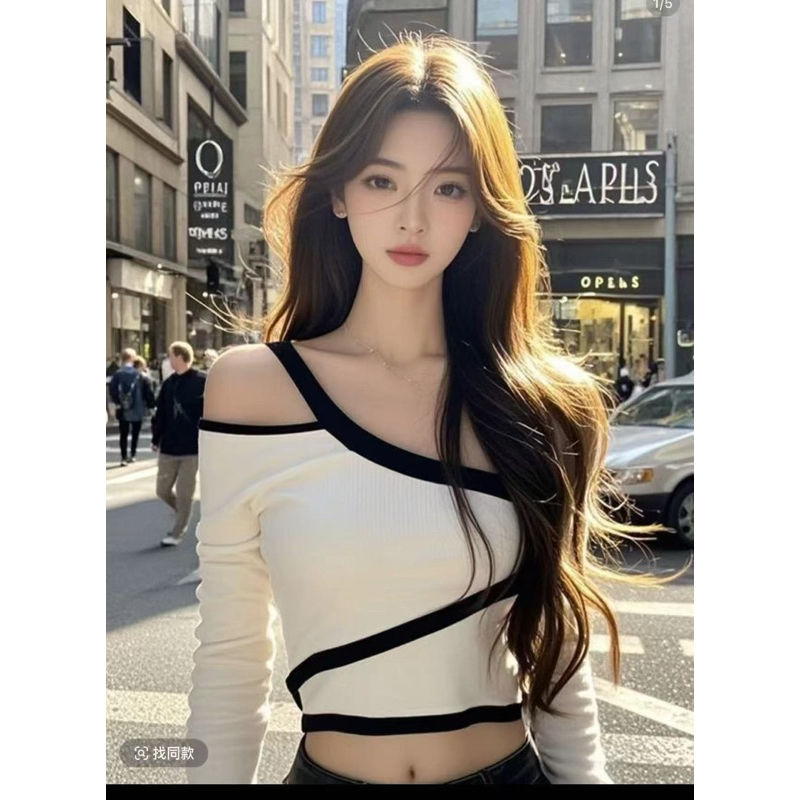 พร้อมส่งไทย（B102） การออกแบบสาวฮอตซอกไหล่เอียงเสื้อยืดแขนยาว 2024 สไตล์ใหม่สลิมฟิตเพรียวบางใส่แล้วดูผอม