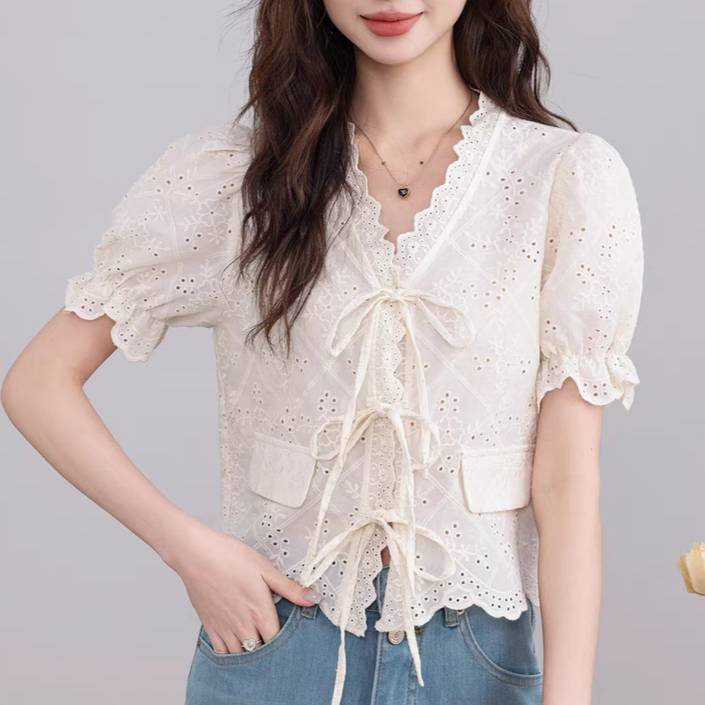 {พร้อมส่ง}รุ่น(AT-ฉลุคอวีผูกโบว์หน้า11)เสื้อแขนสั้น ผ้าคอตตอน100%สีครีม เสื้อคอวี ปักฉลุทั้งตัว ผูกริบบิ้นโบว์ด้านหน้า