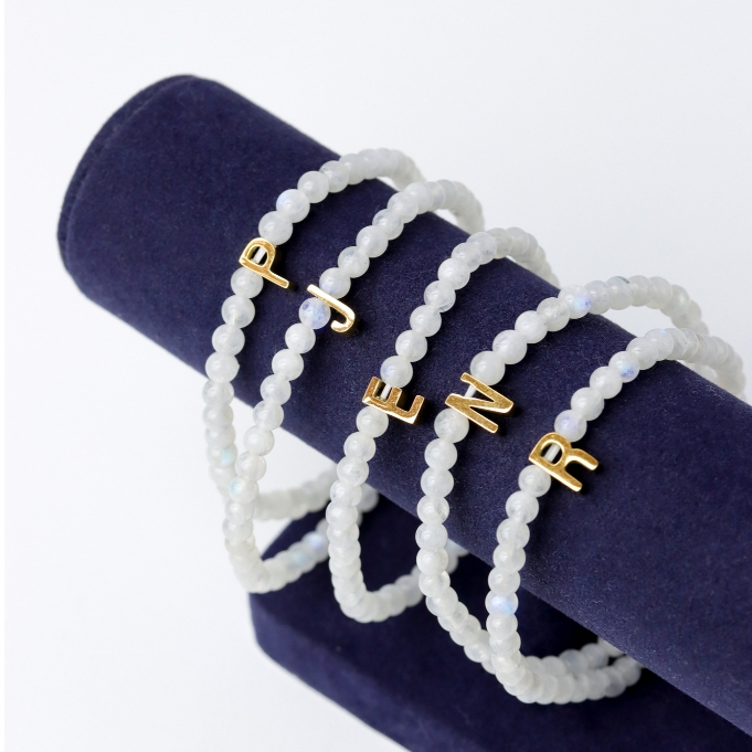 LUCYSUMMER กำไลข้อมือหินแท้ Moonstone (มูนสโตน) ขนาด 4 mm พร้อมจี้ตัวอักษร Alphabet A-Z