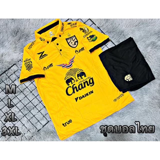 เสื้อกีฬาเป็นชุดเสื้อกับกางเกงชุดบอลชายคอปกทีมชาติไทย