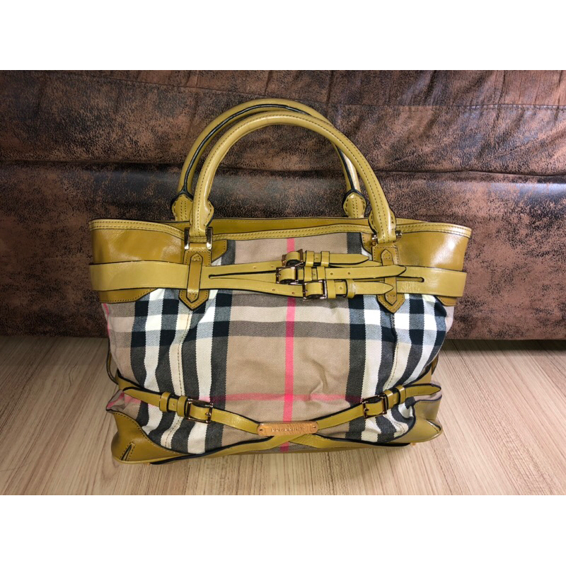กระเป๋าถือ Burberry มือสอง