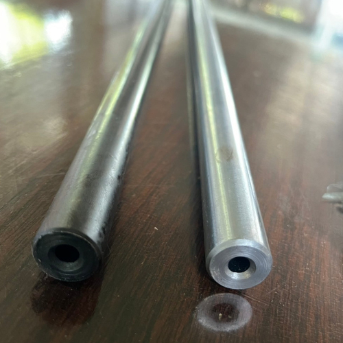 ท่อเหล็กกลมไร้ตะเข็บ ความเทียงตรงสูง 42crmo วงนอก16มิล วงใน 5.4มิล ยาว 70cm