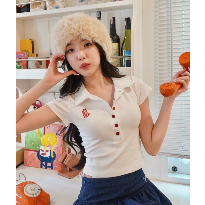 JARINYA เสื้อครอปแขนสั้นปัก Jarinya แต่งกระดุม