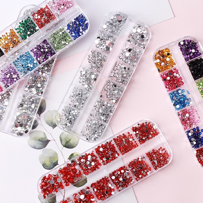 เพชรติดเล็บ มุกครึ่งซีก โลหะ กลิสเตอร์ คละแบบ สีเงิน คละสี (1ตลับ/12ช่อง)