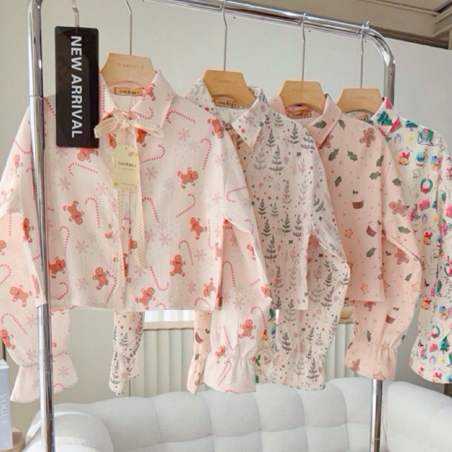 maybeshop🦋เสื้อเชิ้ตคอปกลายคริสต์มาสแขนยาวแต่งริบบิ้นลูกไม้ป้ายsherbet