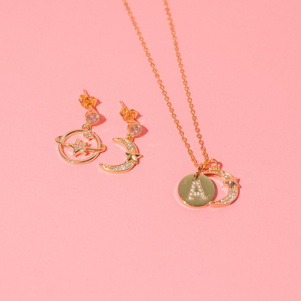 LELISA - SET Luna Necklace - เซทสร้อยพระจันทร์เสี้ยวตัวอักษร - สแตนเลสแท้ แพ้ง่ายใส่ได้