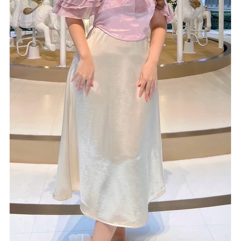 กระโปรงยาวเอวสูงทรงปล่อยสีครีมสว่าง