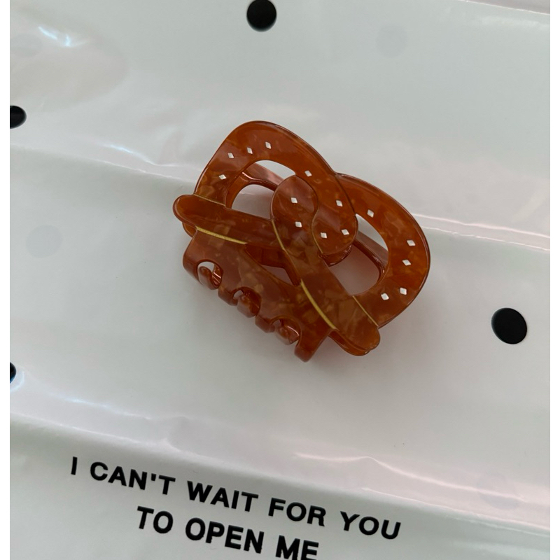 gleametoile - Pretzel Twist hair claw clip✨🥨