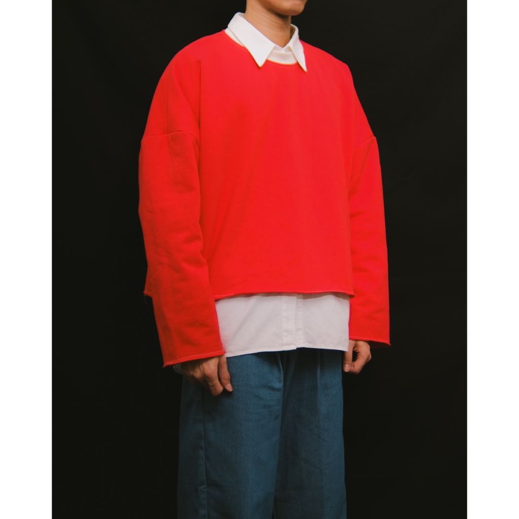 Oversized Boxy-Cropped Sweatshirt in Red | เสื้อสเวตเชิ้ต ทรงหลวมแบบครอป ดีเทลชาย raw-cut สีแดง