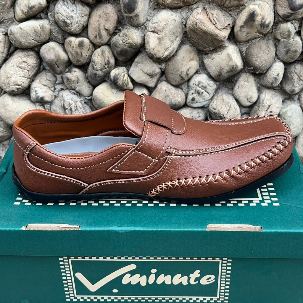 รองเท้าหนังมันเงา งานเย็บ ยี่ห้อ V.minute วีมินิท รุ่น 9912 สี ดำ,ตาล,แทน ไซส์ 39-44 รองเท้า Handmade