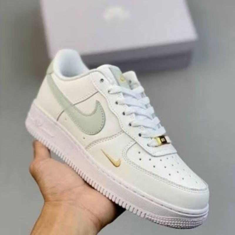 รองเท้า Nike Air Force 1 Essential Low Mini Swoosh Sneakers ใส่ได้ทั้ง ชาย หญิง [ ของแท้ พร้อมส่ง ]